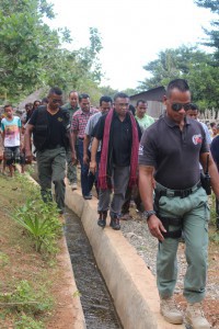 The Prime Minister check the construction that was built by the community