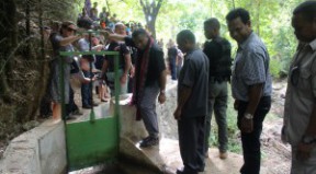 The Prime Minister, Rui Maria de Araujo and the Australian Vice Ambassador, Mrs Angela Robinson officially inaugurate a small irrigation project in Wemaresi-Becoan-Sanirin village