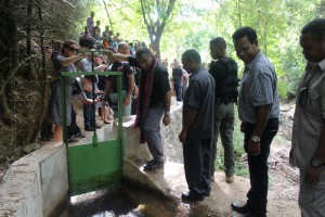 The Prime Minister, Rui Maria de Araujo and the Australian Vice Ambassador, Mrs Angela Robinson officially inaugurate a small irrigation project in Wemaresi-Becoan-Sanirin village