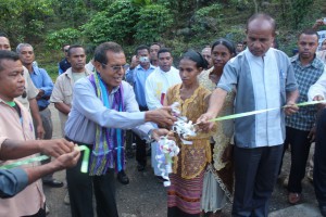 The President of the Republic was accompanied by the Secretary of State as officials inaugurated a bridge in the Hatolia village