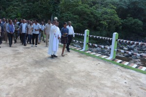 The new bridge got the blessing from the pastor paroqi Hatolia