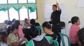 Director of the PNDS Delegation, Dili Municipality, Tadeu Francisco de A. Soares, speaking in training on Module F